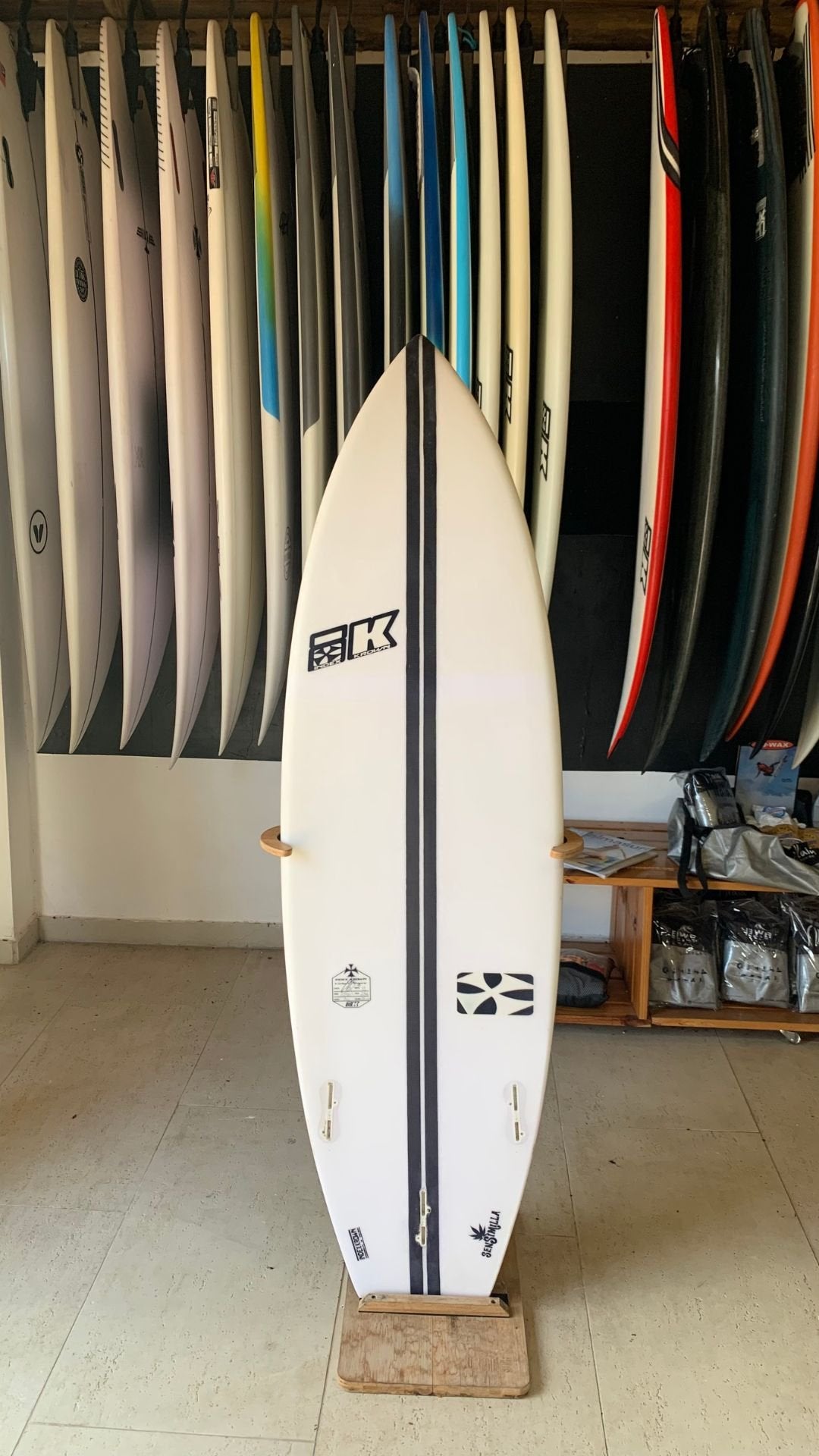Index Krown Sensimila 5'7" 28,22L — shortboard de alta performance, vista traseira (seminova)
