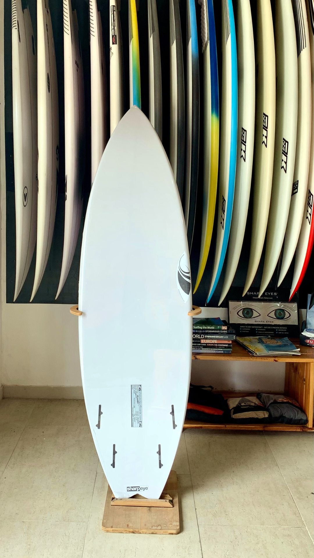 SharpEye Inferno FT 5'10 29,95L — vista inferior completa, construção Full Carbon