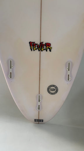 Rabeta com copinhos de quilha FCS II da Al Merrick Fever 6'1" 32,3L
