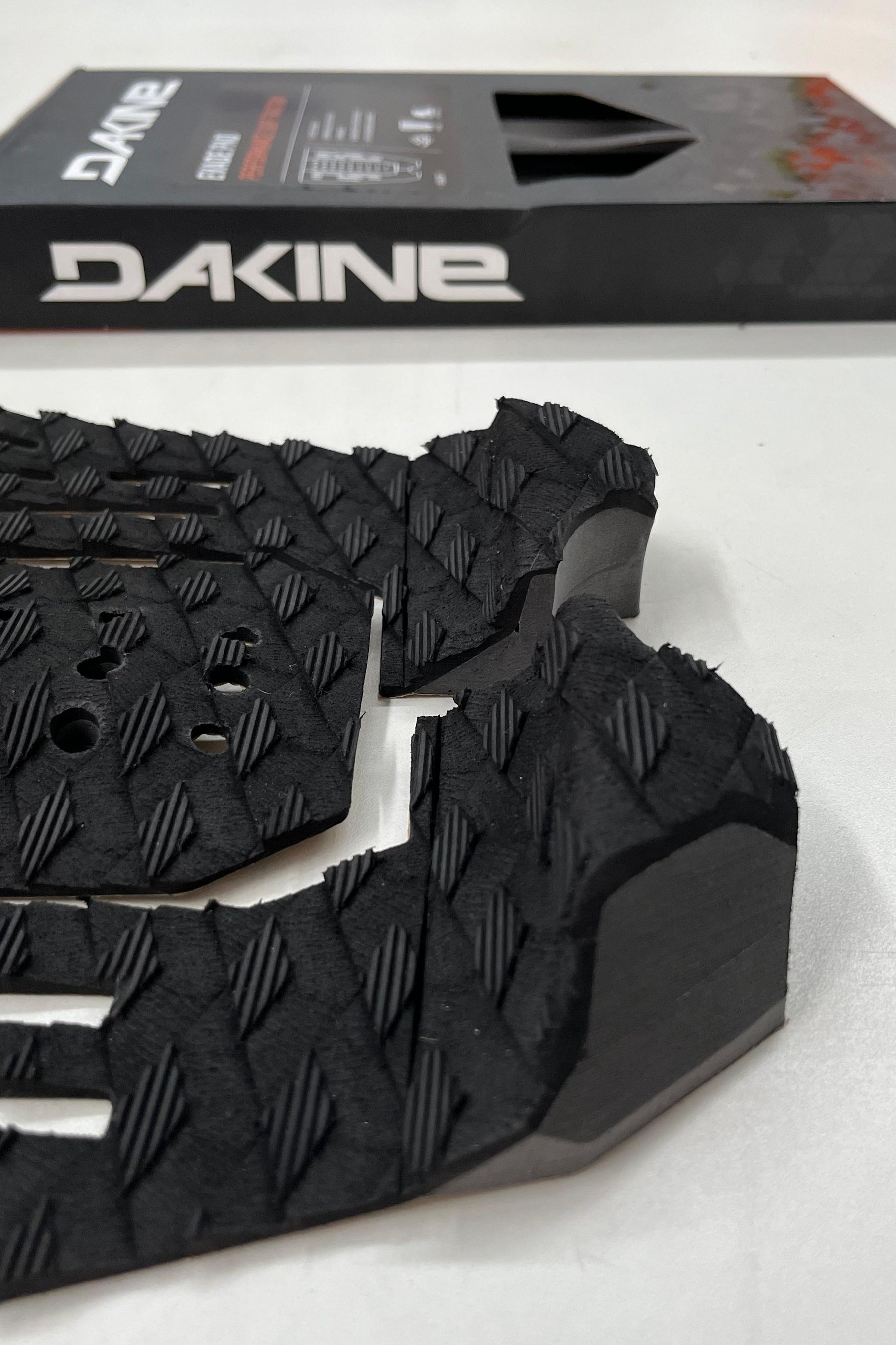 Deck de surf Dakine Evade Pad preto com tração performance, kick tail e espuma ecológica