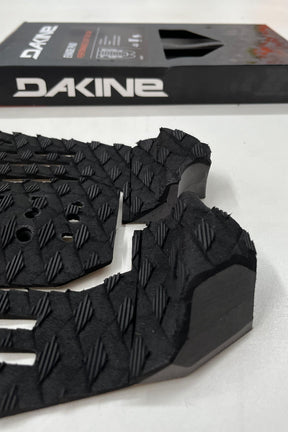 Deck de surf Dakine Evade Pad preto com tração performance, kick tail e espuma ecológica