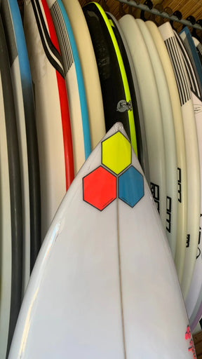 Detalhe do bico e logo Channel Islands na Fishbeard 5'10