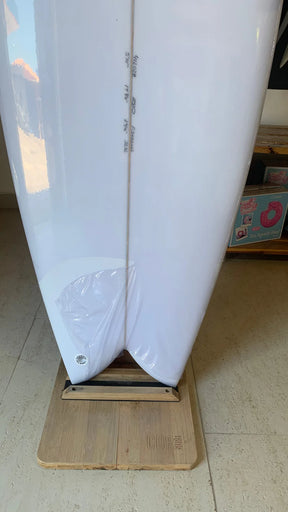 Medidas escritas na longarina: 5'10" x 19 1/8" x 2 7/16" — 32,4L (Fishbeard)