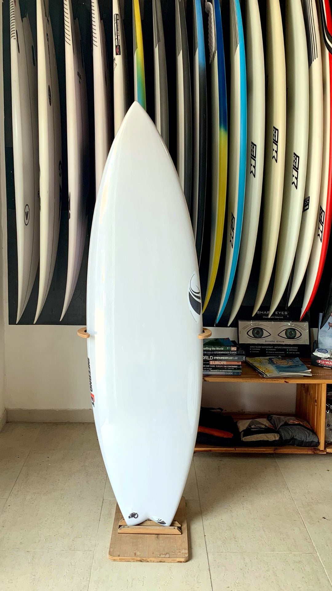 SharpEye Inferno FT Full Carbon 5'10 29,95L — shortboard high‑performance,  com encaixes FCS II.